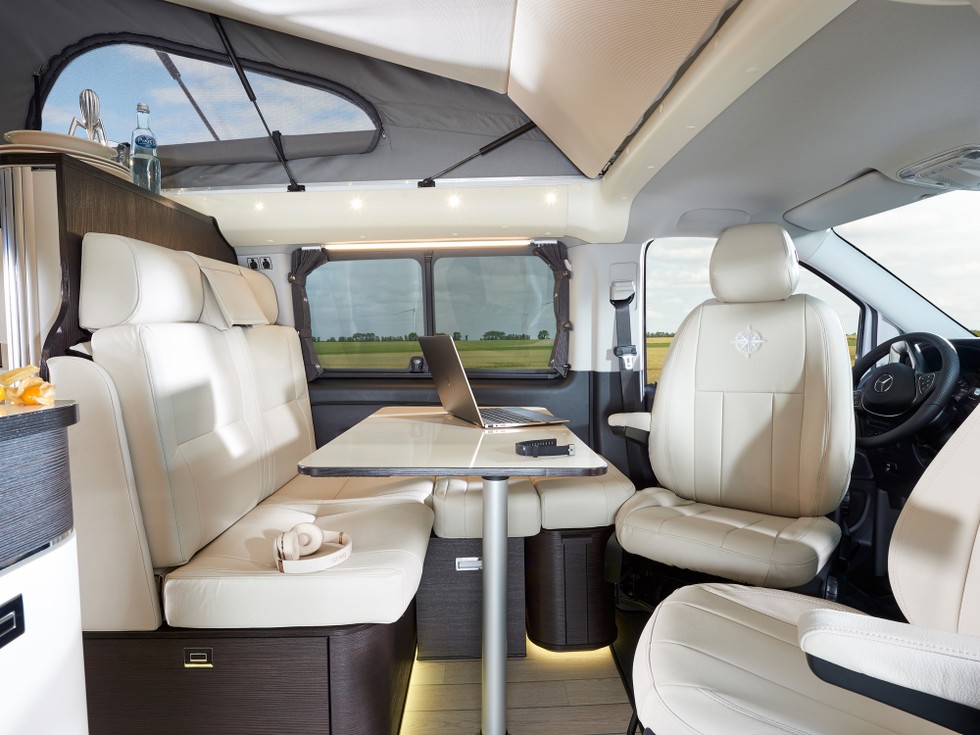 Jules Verne được trang bị đầy đủ: bếp t&iacute;ch hợp, tủ lạnh, bồn rửa, v&agrave; tủ cửa cuốn cung cấp đủ kh&ocirc;ng gian lưu trữ cho tất cả đồ d&ugrave;ng nh&agrave; bếp. Nhờ đ&oacute;, nội thất của chiếc xe đ&atilde; sẵn s&agrave;ng để sử dụng m&agrave; kh&ocirc;ng cần phải sửa đổi. Xe trang bị cửa sổ bật l&ecirc;n tr&ecirc;n m&aacute;i Westfalia nổi tiếng v&agrave; đặc biệt cung cấp một khoảng kh&ocirc;ng đứng thoải m&aacute;i l&agrave; 2,20 m.