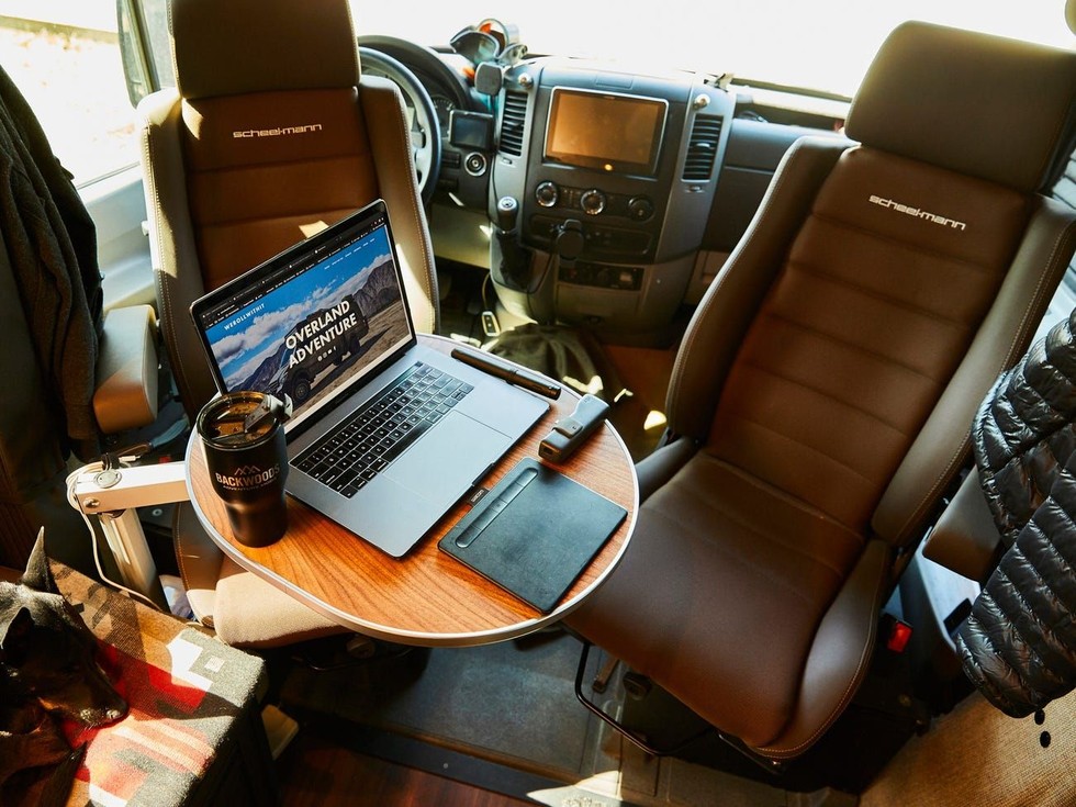 Ngo&agrave;i ra, một chiếc thang phụ cho ph&eacute;p bạn tiếp cận m&aacute;i xe, nơi lắp đặt c&aacute;c tấm pin mặt trời, khiến bạn cảm thấy rằng mọi thứ đều nằm trong tầm kiểm so&aacute;t của bạn. Sprinter c&ograve;n được trang bị hệ thống sưởi v&agrave; nước n&oacute;ng Hydronic, d&agrave;n &acirc;m thanh ngoại thất lạ mắt d&agrave;nh cho &acirc;m nhạc ngo&agrave;i trời, hệ thống pin lithium 600ah, định vị Garmin Overlander v&agrave; ghế ngồi thoải m&aacute;i.