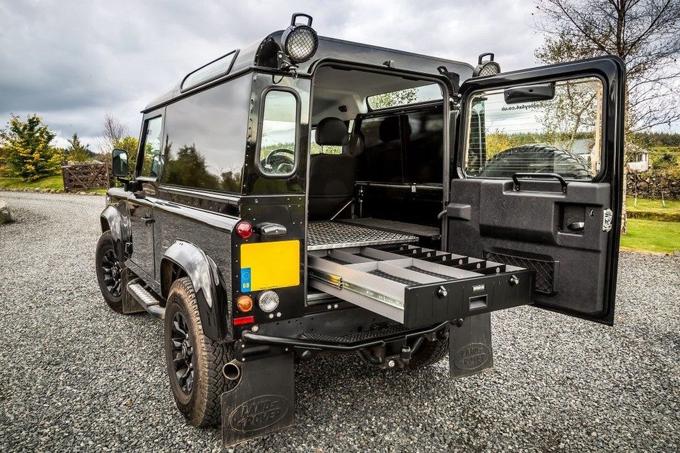 Lốp off-road lớn v&agrave; cản va kh&ocirc;ng phải l&agrave; những thay đổi duy nhất m&agrave; chiếc Defender n&agrave;y phải chịu. Chiếc xe được cải tạo, độ th&ecirc;m một cabin lớn ph&iacute;a sau. M&aacute;i che bằng nh&ocirc;m cũng được dựng l&ecirc;n như m&aacute;i lều cao đến 1,4 m, gi&uacute;p h&agrave;nh tr&igrave;nh d&agrave;i hơn v&agrave; mang lại niềm vui cho chủ nh&acirc;n của n&oacute;.