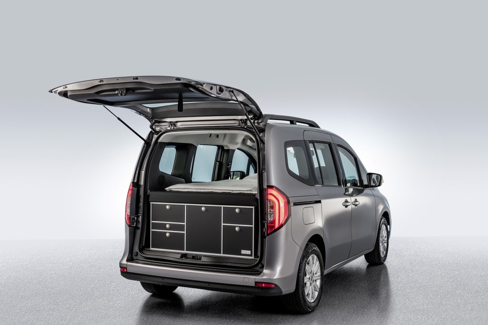 Mercedes-Benz Citan Tourer được trang bị bộ dụng cụ d&atilde; ngoại v&agrave; nội thất giường xếp cực kỳ tiện nghi cho c&aacute;c chuyến d&atilde; ngoại. G&oacute;i trang bị bao gồm một bếp gas v&agrave; một chậu rửa, một tủ lạnh 31 l&iacute;t v&agrave; b&igrave;nh nước 13 l&iacute;t. Hệ thống ngăn k&eacute;o gọn g&agrave;ng gi&uacute;p xe vẫn c&oacute; kh&ocirc;ng gian để nồi, chảo, b&aacute;t đĩa v&agrave; c&aacute;c m&oacute;n đồ l&agrave;m bếp kh&aacute;c. Chiếc giường gồm 3 mảnh, n&agrave;y được sản xuất bởi VanEssa. Khi trải ra, giường c&oacute; k&iacute;ch thước rộng 1,15 m v&agrave; d&agrave;i 1,89 m, đủ chỗ cho 2 người lớn. Ngược lại, khi kh&ocirc;ng sử dụng, chiếc giường cũng kh&ocirc;ng g&acirc;y ảnh hưởng đến h&agrave;ng ghế sau của xe.