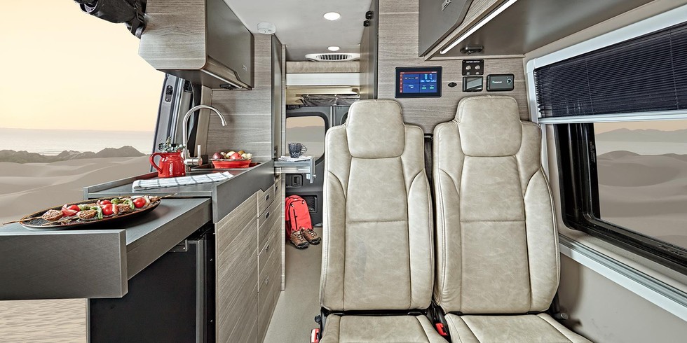 Ngo&agrave;i ra c&ograve;n c&oacute; một chiếc giường nằm ngang ph&iacute;a sau c&oacute; k&iacute;ch thước 124 x 200 cm n&acirc;ng l&ecirc;n. V&agrave;o ban ng&agrave;y, giường được n&acirc;ng l&ecirc;n trần nh&agrave;. Tr&ecirc;n bảng điều khiển l&agrave; hệ thống th&ocirc;ng tin giải tr&iacute; của Mercedes v&agrave; m&agrave;n h&igrave;nh cảm ứng 25 inch, c&ugrave;ng với điều khiển h&agrave;nh tr&igrave;nh th&iacute;ch ứng, hỗ trợ giữ l&agrave;n đường v&agrave; hỗ trợ điểm m&ugrave;.