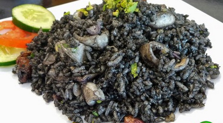 Nasi goreng hitam - một phi&ecirc;n bản của nasi goreng phổ biến tại một số v&ugrave;ng gần biển v&agrave; tại khu vực Surabaya, Yogyakarta tại Indonesia. Ảnh: Foodicious