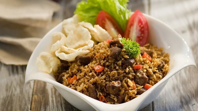 Nasi goreng kambing được l&agrave;m từ thịt d&ecirc; c&ugrave;ng c&aacute;c gia vị như nghệ, sả v&agrave; bạch đậu khấu. Ảnh: factsofindonesia