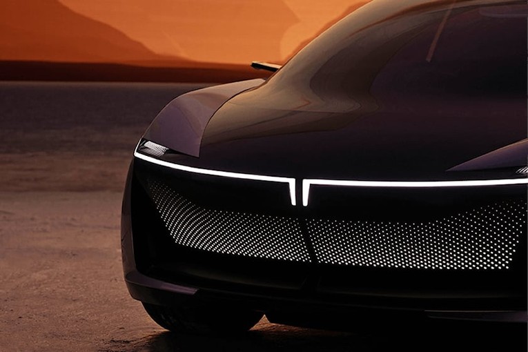 Đầu xe nổi bật với lưới tản nhiệt giả cỡ lớn v&agrave; dải đ&egrave;n định vị minh họa logo Tata Motors. Chiếc Avinya loại bỏ gương chiếu hậu th&ocirc;ng thường bằng c&aacute;ch sử dụng camera v&agrave; m&agrave;n h&igrave;nh hỗ trợ.