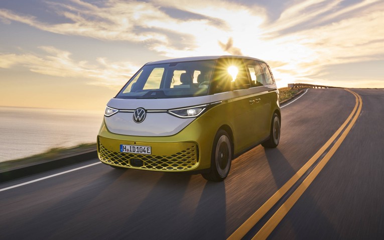 Volkswagen ID.Buzz Microbus 2024: Sự hồi sinh rất được mong đợi của chiếc Microbus mang t&iacute;nh biểu tượng của Volkswagen đang thực sự diễn ra. VW đ&atilde; x&aacute;c nhận rằng n&oacute; sẽ được b&aacute;n ở Mỹ bắt đầu từ năm 2023 dưới dạng đời 2024. L&agrave; một chiếc xe tải chạy ho&agrave;n to&agrave;n bằng điện, Buzz sẽ l&agrave; một phần của d&ograve;ng sản phẩm ID EV đang mở rộng của c&ocirc;ng ty. Phi&ecirc;n bản được b&aacute;n tại đ&acirc;y sẽ l&agrave; cấu h&igrave;nh d&agrave;nh cho h&agrave;nh kh&aacute;ch trục cơ sở d&agrave;i, trong khi ch&acirc;u &Acirc;u cũng sẽ c&oacute; phi&ecirc;n bản thương mại.