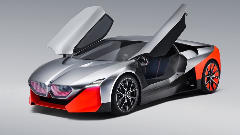 BMW i8 M: i8 M sẽ đại diện cho một sự cải thiện hiệu suất đ&aacute;ng kể so với m&ocirc; h&igrave;nh hiện tại. Sự gia tăng mạnh mẽ về sức mạnh, phạm vi l&aacute;i xe ho&agrave;n to&agrave;n bằng điện d&agrave;i hơn, kiểu d&aacute;ng cập nhật v&agrave; khung gầm c&oacute; khả năng vận h&agrave;nh tốt hơn đều được kỳ vọng sẽ t&aacute;ch biệt i8 M khỏi mẫu xe cuối c&ugrave;ng sẽ thay thế. Đặc biệt l&agrave; t&iacute;nh thể thao của BMW i8 sẽ được ho&agrave;n thiện. C&ugrave;ng chờ đợi chiếc xe n&agrave;y được ch&iacute;nh thức ra mắt trong tương lai gần, khoảng 3 năm nữa.