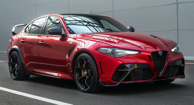 Alfa Romeo Giulia EV: Dựa tr&ecirc;n những th&agrave;nh tựu của Giulia, Alfa Romeo đang c&oacute; kế hoạch ph&aacute;t h&agrave;nh một phi&ecirc;n bản hiện đại h&oacute;a ho&agrave;n to&agrave;n bằng điện. N&oacute; sẽ được x&acirc;y dựng tr&ecirc;n nền tảng Stellantis được s&aacute;ng tạo bởi Chrysler, Maserati, Fiat v&agrave; nh&agrave; sản xuất &ocirc; t&ocirc; Trung Quốc PSA. Mẫu EV n&agrave;y được hứa hẹn sẽ cực kỳ nhẹ trong khi vẫn duy tr&igrave; cam kết về thiết kế. Trọng lượng thấp sẽ gi&uacute;p xe c&oacute; phạm vi hoạt động dự kiến khoảng 805 km cho mỗi lần sạc đầy.