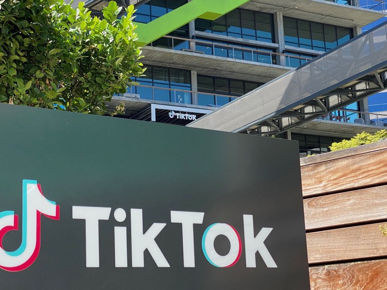 TikTok: ByteDance v&agrave; c&ocirc;ng ty con TikTok đ&atilde; trả cho nh&acirc;n vi&ecirc;n mức lương từ 59.700 - 480.000 USD v&agrave;o năm 2020 v&agrave; 2021. Mức lương cơ bản trung b&igrave;nh h&agrave;ng năm tại TikTok v&agrave; ByteDance l&agrave; 188.500 USD. Trong đ&oacute; c&aacute;c vị tr&iacute; c&ocirc;ng nghệ c&oacute; mức lương cao nhất. Gi&aacute;m đốc kỹ thuật cấp cao được trả từ 440.000 - 480.000 USD/năm. Ở mức thấp nhất, lương của nh&acirc;n vi&ecirc;n kế to&aacute;n rơi v&agrave;o khoảng 59.700 USD v&agrave; c&aacute;c vị tr&iacute; HR c&oacute; mức lương khoảng 68.408 USD.