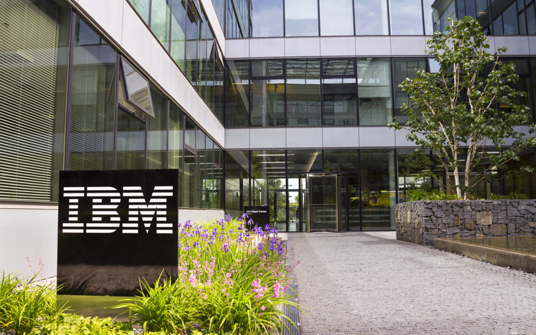 IBM: Dưới thời Gi&aacute;m đốc điều h&agrave;nh Arvind Krishna, IBM đang cố gắng t&aacute;i tạo lại doanh nghiệp mở ra kỷ nguy&ecirc;n điện to&aacute;n đ&aacute;m m&acirc;y mới để cạnh tranh với Amazon, Microsoft, Alibaba v&agrave; Google. Một phần trong c&ocirc;ng cuộc đổi mới n&agrave;y của IBM bao gồm việc ph&aacute;t triển 350.000 nh&acirc;n vi&ecirc;n h&ugrave;ng hậu để bổ sung nh&acirc;n t&agrave;i kỹ thuật trong lĩnh vực điện đ&aacute;m m&acirc;y, AI v&agrave; c&aacute;c lĩnh vực kh&aacute;c như chiến lược, tư vấn v&agrave; ph&acirc;n t&iacute;ch kinh doanh. Mức lương cao nhất của nh&acirc;n vi&ecirc;n IBM l&ecirc;n tới 335.000 USD/năm.