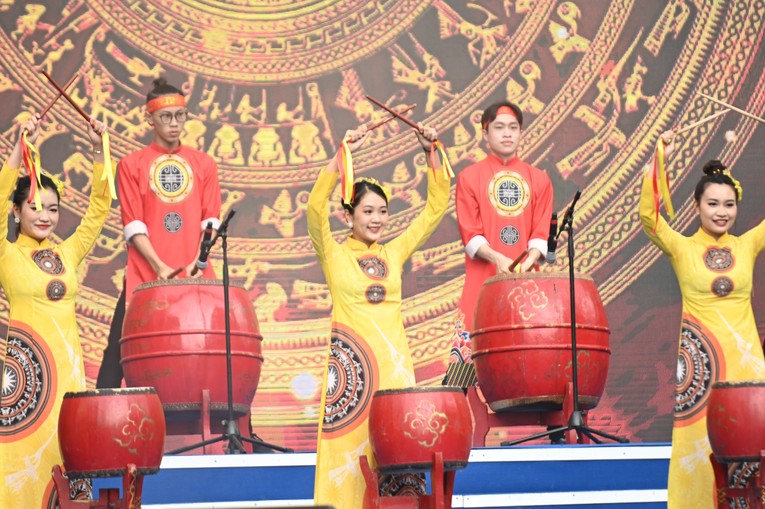 M&agrave;n trống hội trong lễ khai mạc sự kiện. Ảnh: Sơn Qu&aacute;ch