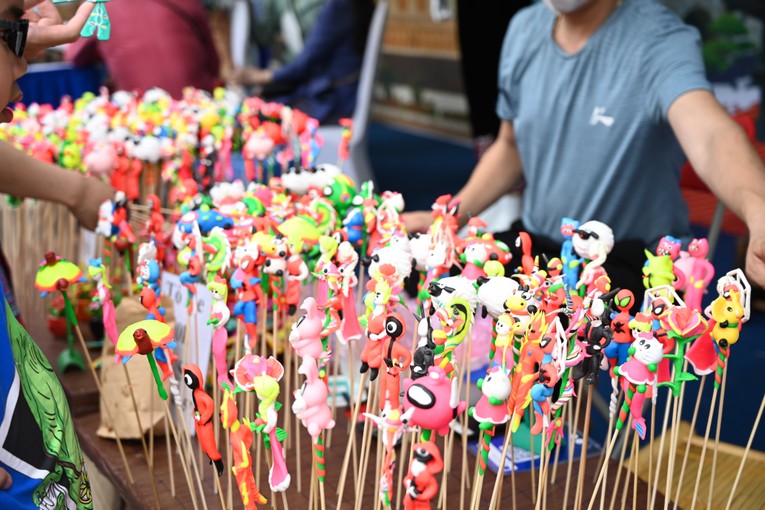 Sản phẩm t&ograve; he truyền thống của Việt Nam tại khu trưng b&agrave;y của sự kiện. Ảnh: Sơn Qu&aacute;ch