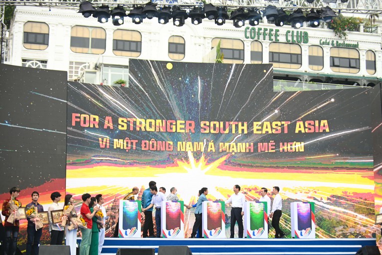 Sau phần phần ph&aacute;t biểu mở m&agrave;n, L&atilde;nh đạo TP thực hiện nghi thức ph&aacute;t động Chương tr&igrave;nh. Ảnh: Sơn Qu&aacute;ch