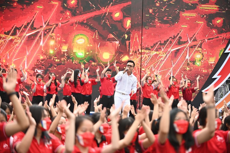 Một tiết mục nghệ thuật của ca sĩ Tuấn Hưng trong lễ khai mạc. Ảnh: Sơn Qu&aacute;ch