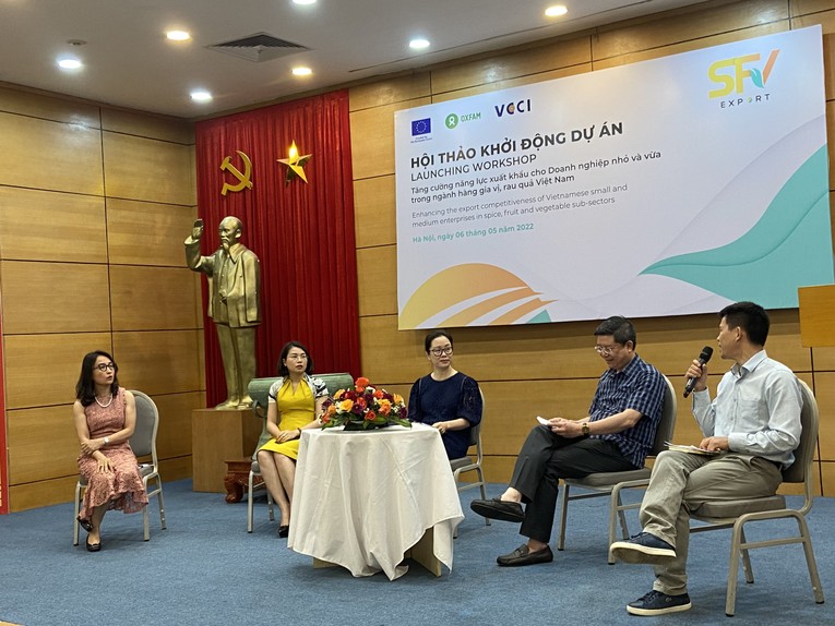 B&agrave; Nguyễn Thị Thanh Hoa (&aacute;o v&agrave;ng) c&ugrave;ng c&aacute;c diễn giả ph&aacute;t biểu tại hội thảo khởi động dự &aacute;n SFVExport, ng&agrave;y 6/5.