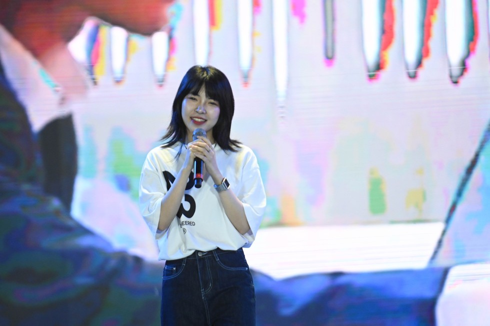 Một gương mặt trẻ biểu diễn tr&ecirc;n s&acirc;n khấu sự kiện. Ảnh: Sơn Qu&aacute;ch