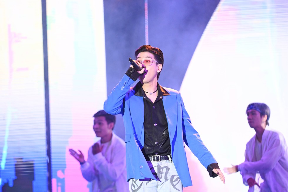 Ca sĩ Qu&acirc;n AP thể hiện c&aacute;c ca kh&uacute;c nổi tiếng của m&igrave;nh: Ảnh: Sơn Qu&aacute;ch