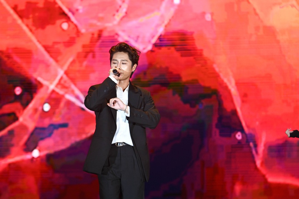 Đ&acirc;y l&agrave; dịp Tăng Duy T&acirc;n được trở lại s&acirc;n khấu c&oacute; đ&ocirc;ng kh&aacute;n giả sau thời gian d&agrave;i vắng b&oacute;ng v&igrave; đại dịch. Ảnh: Sơn Qu&aacute;ch