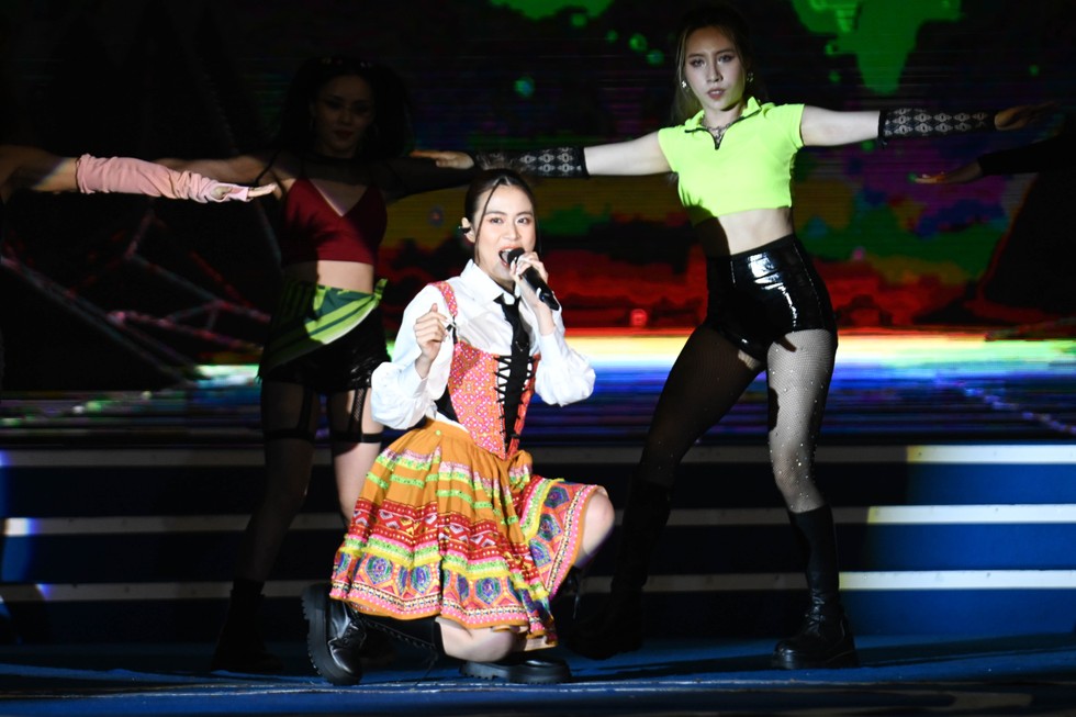 Ca sĩ Ho&agrave;ng Thuỳ Linh c&ugrave;ng c&aacute;c vũ c&ocirc;ng trong đ&ecirc;m nhạc hội ch&agrave;o đ&oacute;n SEA Games 31. Ảnh Sơn Qu&aacute;ch