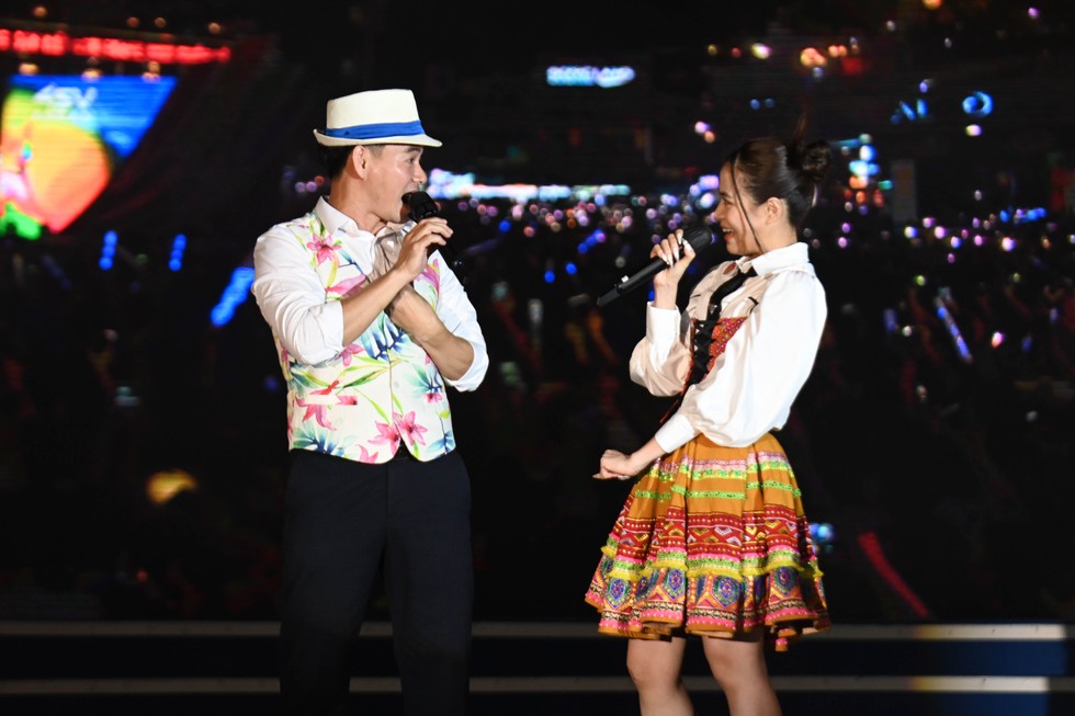 Sự s&ocirc;i động trong từng tiết mục m&agrave; Ho&agrave;ng Thuỳ Linh mang đến khiến MC Xu&acirc;n Bắc phải đề nghị kh&aacute;n giả bật Flash điện thoại để cổ vũ cho c&ocirc;. Ảnh: Sơn Qu&aacute;ch