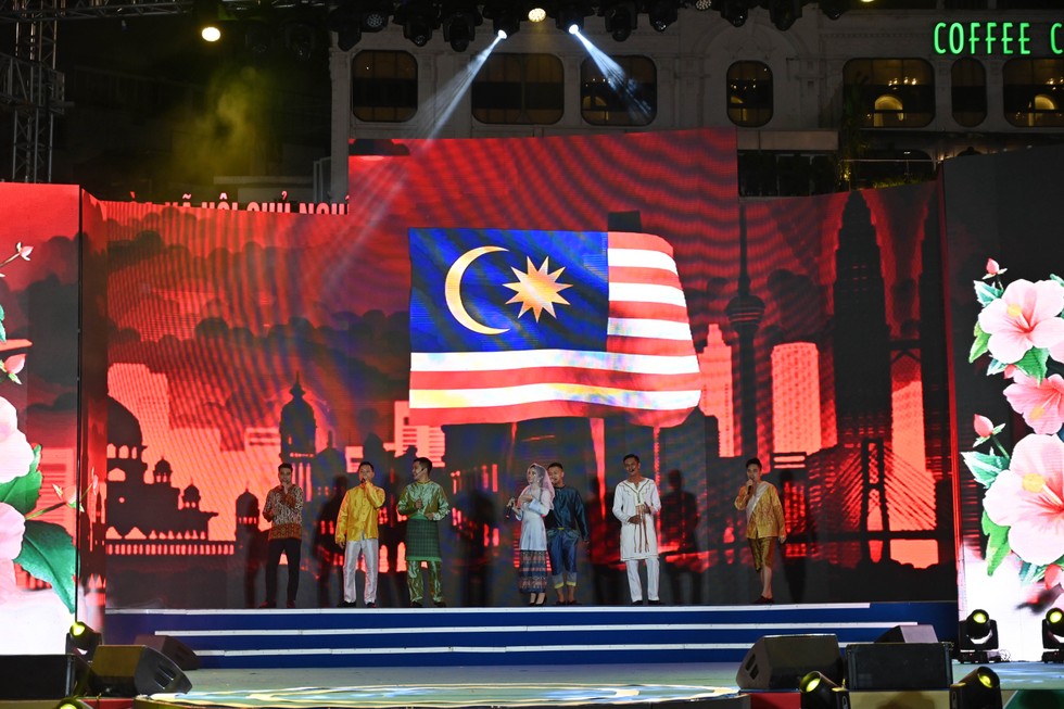 N&eacute;t văn ho&aacute;, truyền thống của mỗi quốc gia Đ&ocirc;ng Nam &Aacute; được thể hiện dưới gốc nh&igrave;n của vũ đo&agrave;n Việt Nam. Ảnh: Sơn Qu&aacute;ch