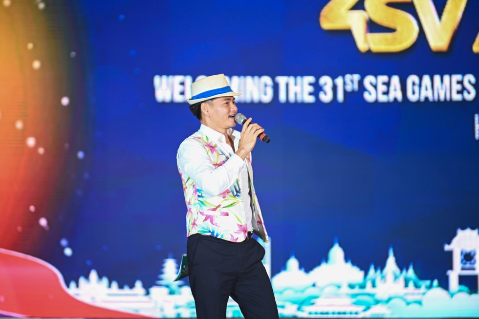 Nghệ sĩ Xu&acirc;n Bắc xuất hiện với vai tr&ograve; MC của đ&ecirc;m Gala. Ảnh: Sơn Qu&aacute;ch