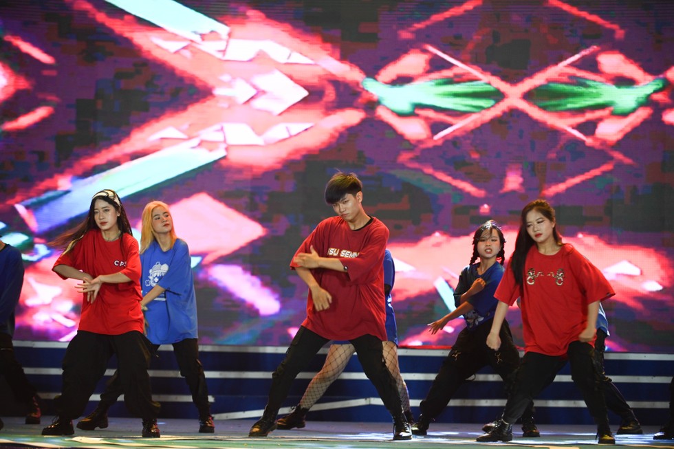 Kh&aacute;n giả đều h&agrave;o hứng với c&aacute;c tiết mục văn nghệ mang chất &amp;amp;amp;quot;trẻ&amp;amp;amp;quot; của sinh vi&ecirc;n. Ảnh Sơn Qu&aacute;ch