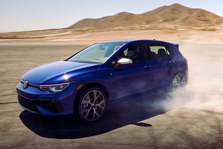 Volkswagen Golf R 2022: Được trang bị động cơ mạnh 315 m&atilde; lực, đi k&egrave;m 6 chế độ l&aacute;i c&ugrave;ng khả năng tăng tốc 0-100 km/h trong 4,7 gi&acirc;y, tốc độ tối đa 250 km/h.