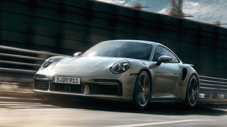 Porsche 911 Turbo S 2022: Trở th&agrave;nh mẫu xe mạnh nhất trong lịch sử Porsche, 911 dễ d&agrave;ng tăng tốc từ 0 l&ecirc;n 96 km/giờ chỉ trong 2,5 gi&acirc;y, trước khi đạt tốc độ tối đa 330 km/giờ.