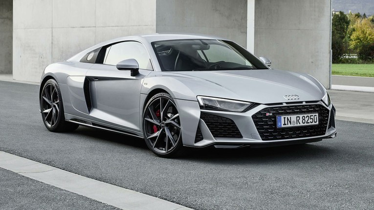 Audi R8 Performance 2022: Xe c&oacute; thể tăng tốc từ 0-100 km/h trong 3,7 gi&acirc;y cho bản Coupe v&agrave; 3,8 gi&acirc;y cho bản Spyder trong khi vận tốc tối đa tương ứng l&agrave; 329 km/h v&agrave; 327 km/h.