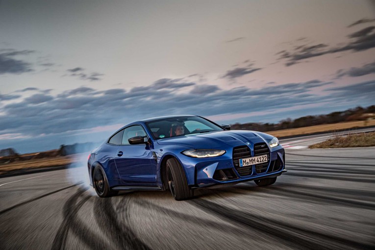 BMW M4 Competition Convertible xDrive 2022: Chiếc xe mui trần 2 cửa c&oacute; thể tăng tốc từ 0 l&ecirc;n 100 km/h trong 3,6 gi&acirc;y, tốc độ tối đa giới hạn ở 250 km/h (280 km/h nếu mua g&oacute;i M Driver).
