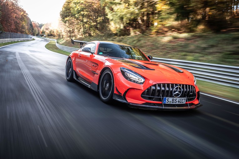 Mercedes-AMG GT Black Series 2022: Si&ecirc;u xe thể thao c&oacute; thể tăng tốc từ 0-100 km/h chỉ trong 3,2 gi&acirc;y, 0-200 km/h trong chưa đầy 9 gi&acirc;y, v&agrave; tốc độ tối đa l&ecirc;n tới 325 km/h.