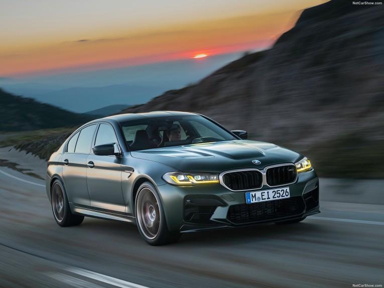 BMW M5 2022: Được h&atilde;ng xe Đức định vị l&agrave; &ldquo;chiếc BMW thương mại nhanh nhất v&agrave; mạnh nhất từ trước đến nay&rdquo; với khả năng tăng tốc từ 0-96 km/h chỉ trong 2,9 gi&acirc;y, tốc độ tối đa 306 km/h.