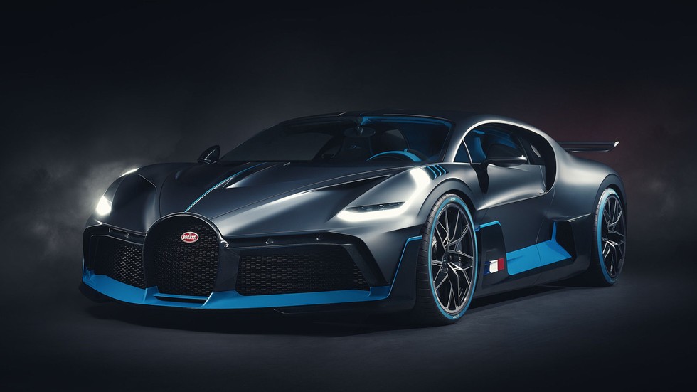 Bugatti Divo: Chiếc hypercar được ch&iacute;nh thức ra mắt thế giới v&agrave;o năm 2018 với số lượng giới hạn 40 chiếc. Đ&aacute;ng n&oacute;i l&agrave;, tại thời điểm ra mắt, 40 chiếc Divo n&agrave;y đều đ&atilde; c&oacute; chủ sở hữu. Với mức gi&aacute; ni&ecirc;m yết 5,9 triệu USD, đ&acirc;y l&agrave; một trong những si&ecirc;u xe hiện đại c&oacute; mức gi&aacute; cực kỳ đắt đỏ.