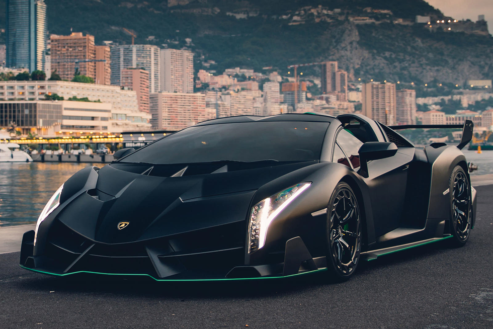Lamborghini Veneno Coupe: Đ&acirc;y l&agrave; một trong những mẫu xe hiếm nhất của Lamborghini v&agrave; h&atilde;ng xe &Yacute; đ&atilde; b&aacute;n xe cho một số kh&aacute;ch h&agrave;ng được chọn lọc từ rất l&acirc;u trước khi ra mắt trước c&ocirc;ng ch&uacute;ng. Chỉ c&oacute; 12 chiếc Lamborghini Veneno tr&ecirc;n thế giới. Trong đ&oacute; c&oacute; 4 chiếc coupe, ba chiếc được cung cấp cho kh&aacute;ch h&agrave;ng, một chiếc tại Bảo t&agrave;ng C&ocirc;ng nghệ Lamborghini.