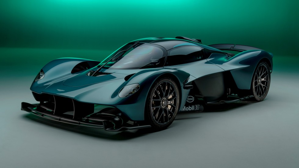 Aston Martin Valkyrie: Si&ecirc;u xe hybrid mới của Aston Martin thậm ch&iacute; khi chưa được tung ra thị trường đ&atilde; được b&aacute;n hết với mức gi&aacute; khủng khoảng 3,2 triệu USD. C&ocirc;ng ty chỉ sản xuất đ&uacute;ng 150 chiếc Valkyrie ti&ecirc;u chuẩn, 25 chiếc thuộc phi&ecirc;n bản giới hạn AMR v&agrave; cả hai phi&ecirc;n bản đều đ&atilde; được b&aacute;n hết để chọn ra những kh&aacute;ch h&agrave;ng th&acirc;n thiết.