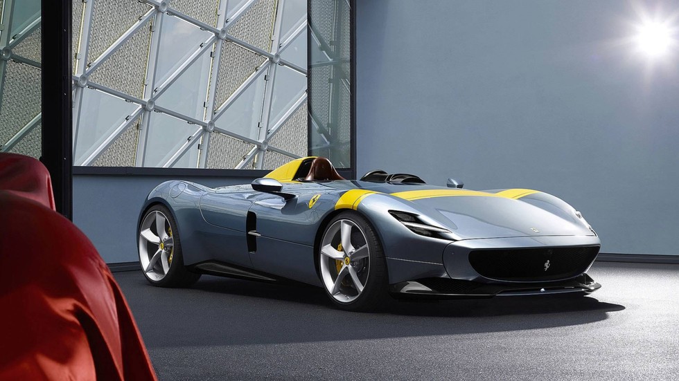 Ferrari Monza SP1: Ferrari kh&ocirc;ng cần phải chi bất kỳ khoản tiền n&agrave;o để tiếp thị mẫu xe đặc biệt của họ từ d&ograve;ng Icona. Danh s&aacute;ch si&ecirc;u độc quyền những người sở hữu Monza bao gồm những nh&acirc;n vật như cầu thủ b&oacute;ng đ&aacute; Zlatan Ibrahimovic, tay đua Max Verstappen v&agrave; đầu bếp nổi tiếng Gordon Ramsey. Năm 2011, ng&ocirc;i sao b&oacute;ng đ&aacute; Cristiano Ronaldo cũng đ&atilde; đặt h&agrave;ng v&agrave; trả gi&aacute; 1,93 triệu USD cho chiếc Ferrari Monza SP2.