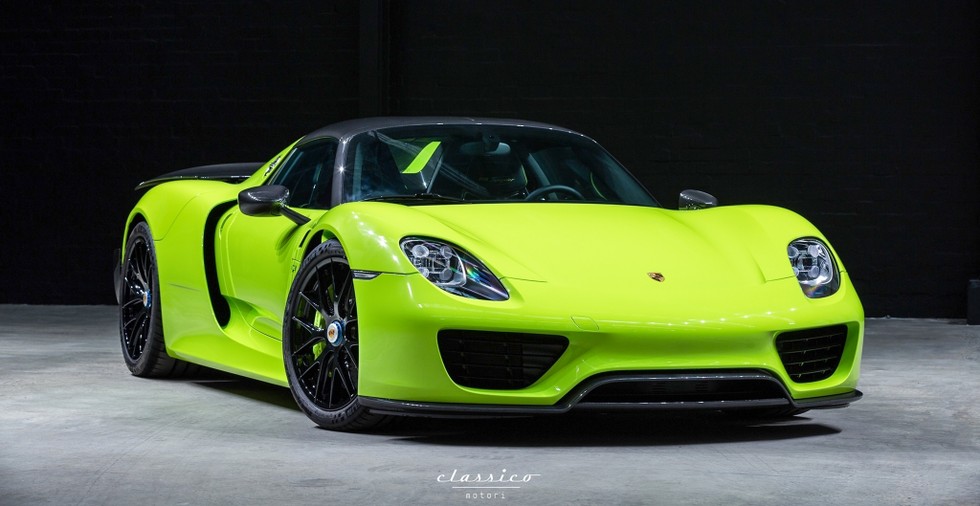 Porsche 918 Spyder: Một kiệt t&aacute;c kỹ thuật trong ng&agrave;nh c&ocirc;ng nghiệp sản xuất &ocirc; t&ocirc; được ph&aacute;t triển trong ba năm kể từ năm 2010. Những chiếc xe n&agrave;y chỉ được b&aacute;n theo lời mời trực tiếp v&agrave; được cung cấp cho một số kh&aacute;ch h&agrave;ng chọn lọc của Porsche. Chỉ 2 chiếc Porsche 918 Spyder được sơn ngoại thất m&agrave;u xanh l&aacute; hiếm hoi tr&ecirc;n thế giới.