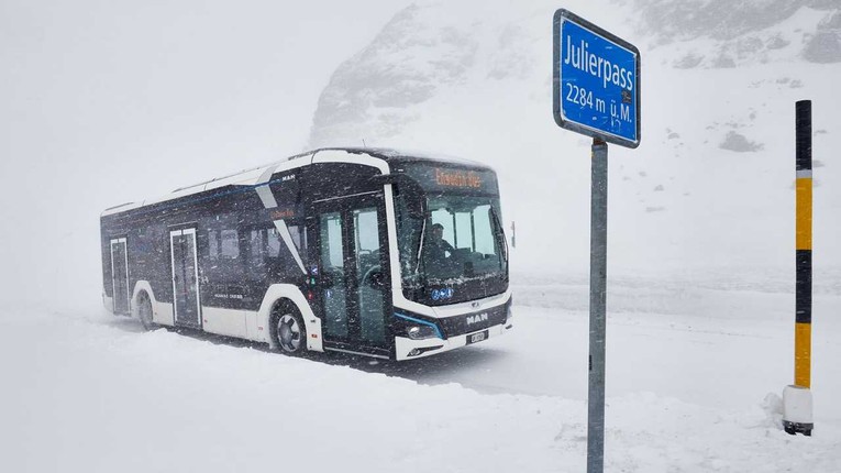 Điểm nổi bật của h&agrave;nh tr&igrave;nh l&agrave; chặng đường qua đ&egrave;o Julier (Thụy Sỹ) với đỉnh cao 2.284 m&eacute;t so với mực nước biển. Chiếc bu&yacute;t điện l&agrave;m chủ con đường đ&egrave;o khắc nghiệt, những đoạn đường ngoằn ngo&egrave;o, những kh&uacute;c cua tay &aacute;o v&agrave; những c&uacute; leo dốc ở nhiệt độ &acirc;m 1 độ C v&agrave; gi&oacute; giật mạnh.