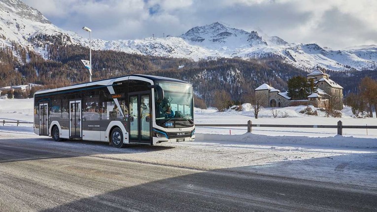 Sau khi xuất ph&aacute;t tại trụ sở h&atilde;ng MAN (Đức) ng&agrave;y 28/4/2022, chiếc xe bu&yacute;t điện đ&atilde; đến được đảo Emerald của Ireland v&agrave;o ng&agrave;y 8/5/2022, sau h&agrave;nh tr&igrave;nh 10 ng&agrave;y.