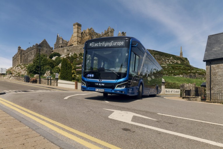 Những gi&aacute; trị n&agrave;y đạt được nhờ v&agrave;o c&ocirc;ng nghệ hiệu quả của chiếc xe điện Lion&amp;amp;amp;apos;s City E v&agrave; tỷ lệ t&aacute;i sinh điện năng đ&aacute;ng kể l&agrave; 20,8%. Năng lượng cho h&agrave;nh tr&igrave;nh khắc nghiệt được cung cấp bởi 6 g&oacute;i pin lithium-ion (dung lượng 480 kWh) tr&ecirc;n n&oacute;c xe bu&yacute;t.