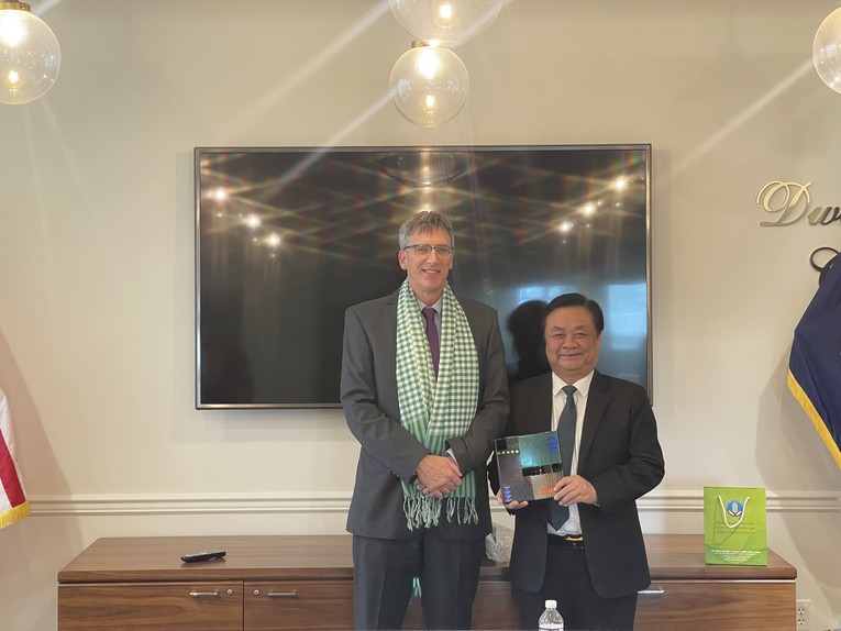 Bộ trưởng L&ecirc; Minh Hoan v&agrave; Thứ trưởng Jason Hafemeiser. Ảnh: Bộ NN&amp;amp;amp;amp;PTNT