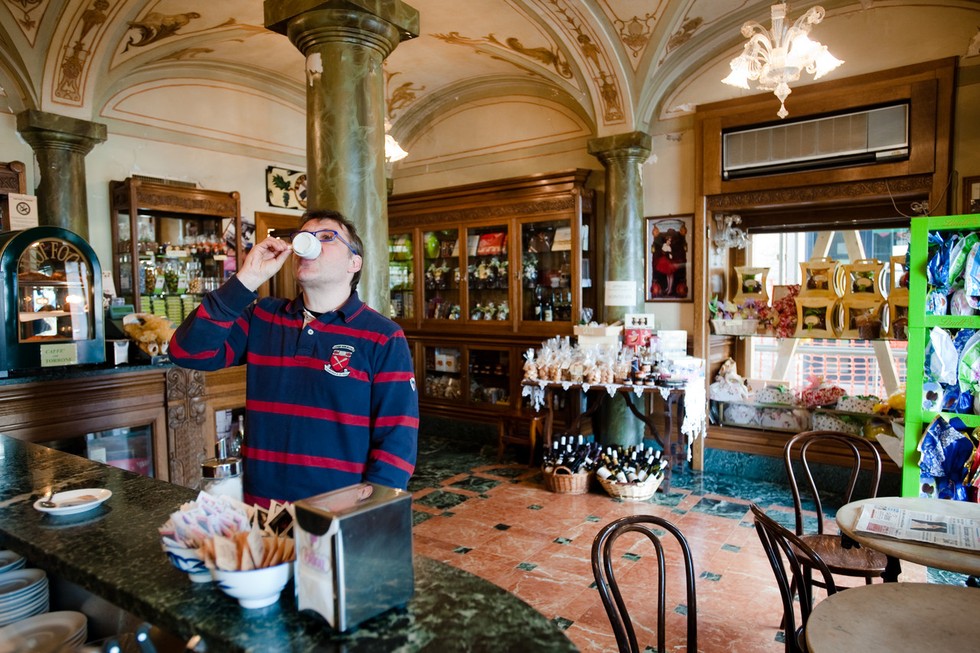 Một người d&acirc;n Italy thưởng thức một ly espresso tại qu&aacute;n c&agrave; ph&ecirc; nổi tiếng Fratelli Nurzia tại L&rsquo;Aquila, Italy. Ảnh: Getty Images