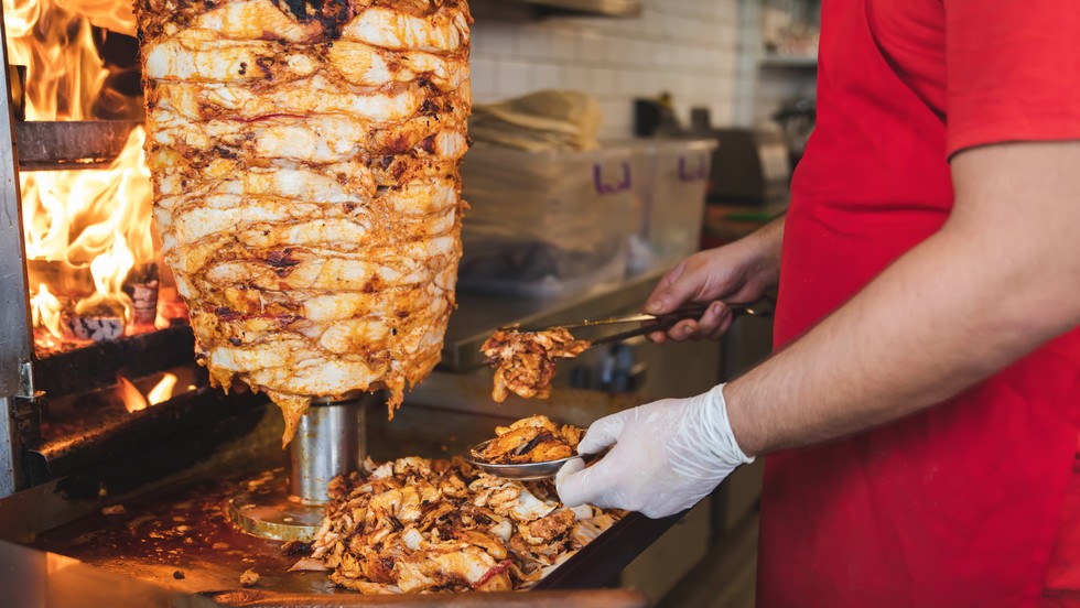 Một biến thể kh&aacute;c của sharwama ch&iacute;nh l&agrave; doner kebab. Ảnh: Shutterstock