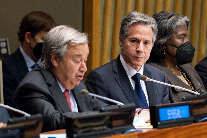 Tổng thư k&yacute; LHQ Antonio Guterres (tr&aacute;i) v&agrave; Ngoại trưởng Mỹ Antony Blinken trong cuộc họp &amp;amp;quot;Lời k&ecirc;u gọi h&agrave;nh động về an ninh lương thực to&agrave;n cầu&amp;amp;quot; h&ocirc;m 18/5. Ảnh: Reuters