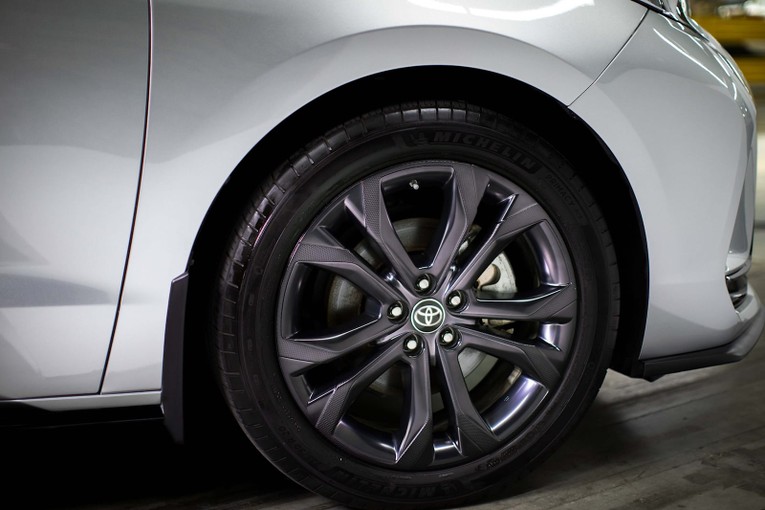 Phi&ecirc;n bản kỷ niệm 25 năm c&oacute; sẵn với hệ dẫn động cầu trước hoặc bốn b&aacute;nh, với hai m&agrave;u sơn ngoại thất l&agrave; m&agrave;u bạc Celestial Silver v&agrave; m&agrave;u trắng Wind Chill Pearl.