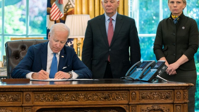 Tổng thống Mỹ Joe Biden ph&ecirc; duyệt g&oacute;i viện trợ qu&acirc;n sự 100 triệu USD cho Ukraine. Ảnh: AP