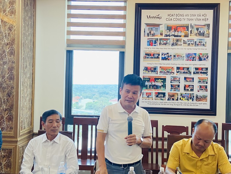 &Ocirc;ng Phạm Hồng Điệp (đứng giữa) ph&aacute;t biểu tại tọa đ&agrave;m. Ảnh: Phương Thảo
