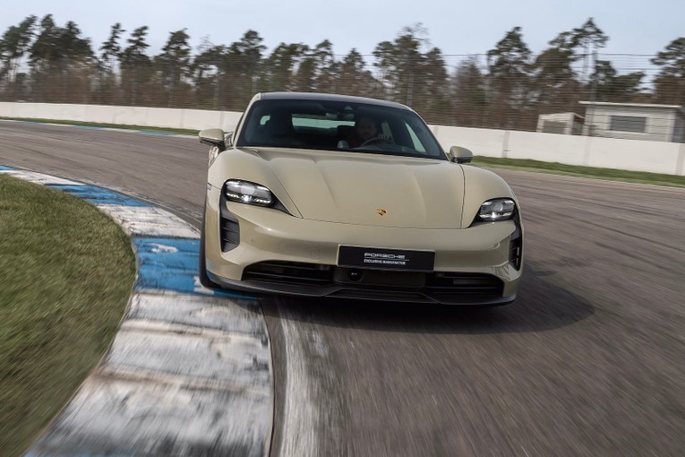 Phi&ecirc;n bản n&agrave;y c&oacute; c&aacute;c chi tiết viền m&agrave;u đồng Bronzite nổi bật tr&ecirc;n m&agrave;u sơn đặc biệt x&aacute;m Stone Grey. Sự kết hợp m&agrave;u sắc n&agrave;y cũng xuất hiện tr&ecirc;n bộ m&acirc;m 21 inch vốn d&agrave;nh cho c&aacute;c bản Taycan Turbo S cao cấp.