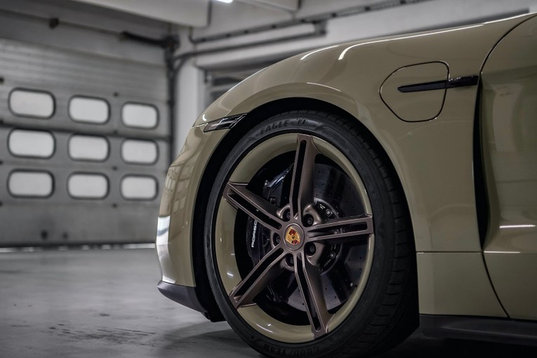 Một chi tiết bắt mắt kh&aacute;c l&agrave; m&acirc;m xe Mission E Design 21 inch. Phần nan hoa được sơn m&agrave;u Bronzite, trong khi v&agrave;nh ngo&agrave;i được ho&agrave;n thiện với m&agrave;u ngoại thất Stone Grey (sơn b&oacute;ng cao cấp).