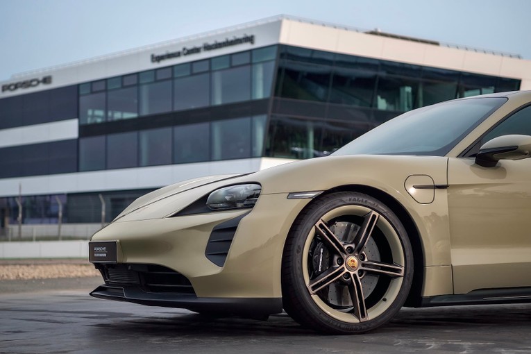 Về hệ động lực, Taycan GTS Hockenheimring Edition mạnh 590 m&atilde; lực, với sạc c&ocirc;ng suất 270kW, thời gian sạc từ 5-80% chỉ trong 22,5 ph&uacute;t. Trong khi đ&oacute; thời gian tăng tốc từ 0-100km/h chỉ trong 3,6 gi&acirc;y.